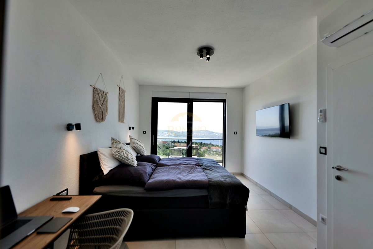 Villa esclusiva a Seget Gornji in un ambiente tranquillo e silenzioso con una splendida vista panoramica